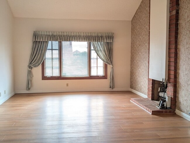 Foto del edificio - Rare opportunity to lease a 4-bedroom home featuring oversized bedrooms, scenic hilltop city view...