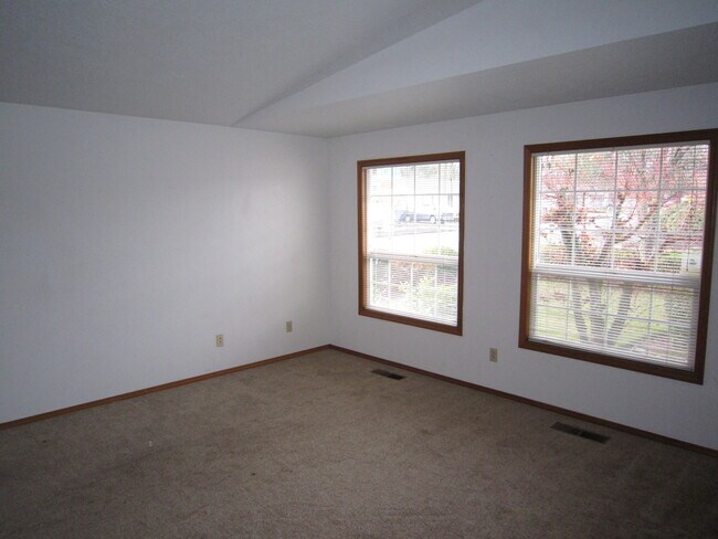 Building Photo - Three Bedroom in South Salem