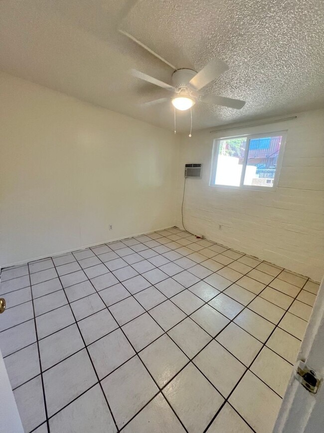 Building Photo - Charming Central  Townhome