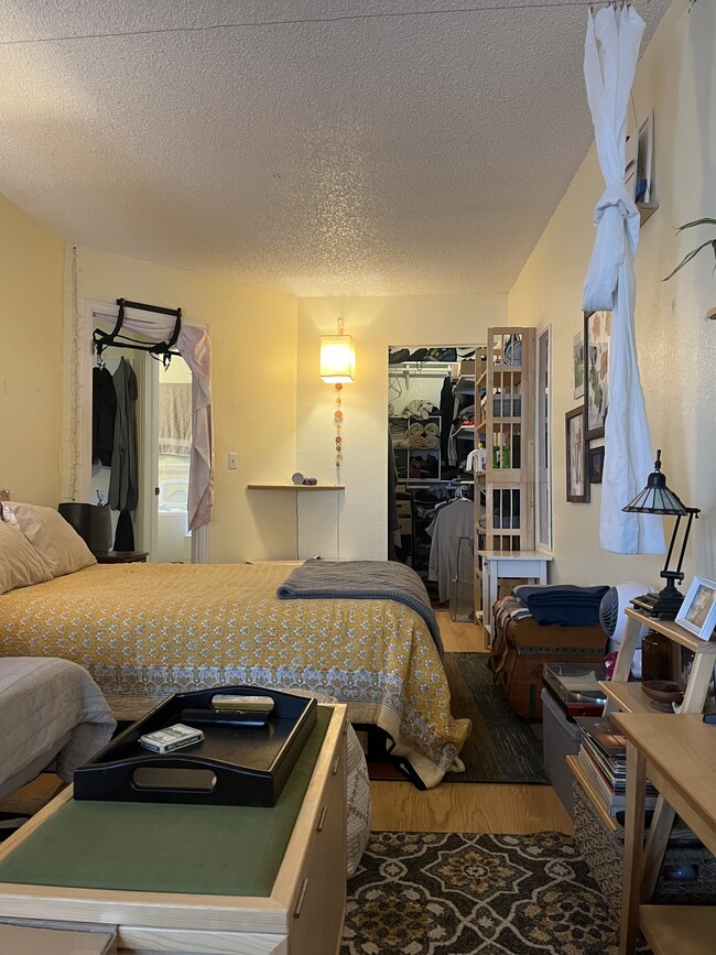 Cozy Bedroom - 1934 18th St
