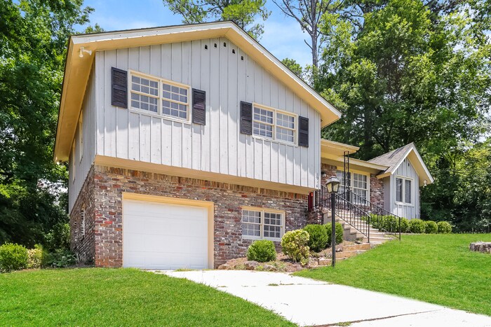 Building Photo - Charming 3 Bedroom Home