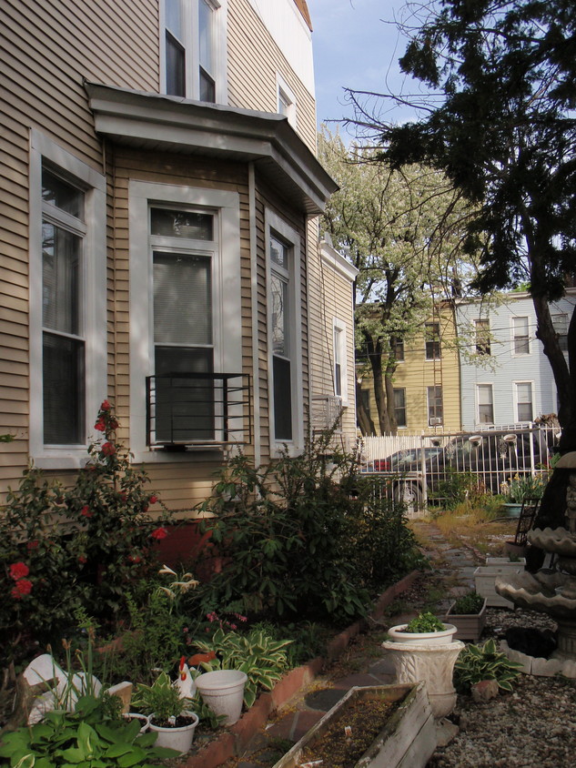 Building Photo - The LaGuardia Mansion