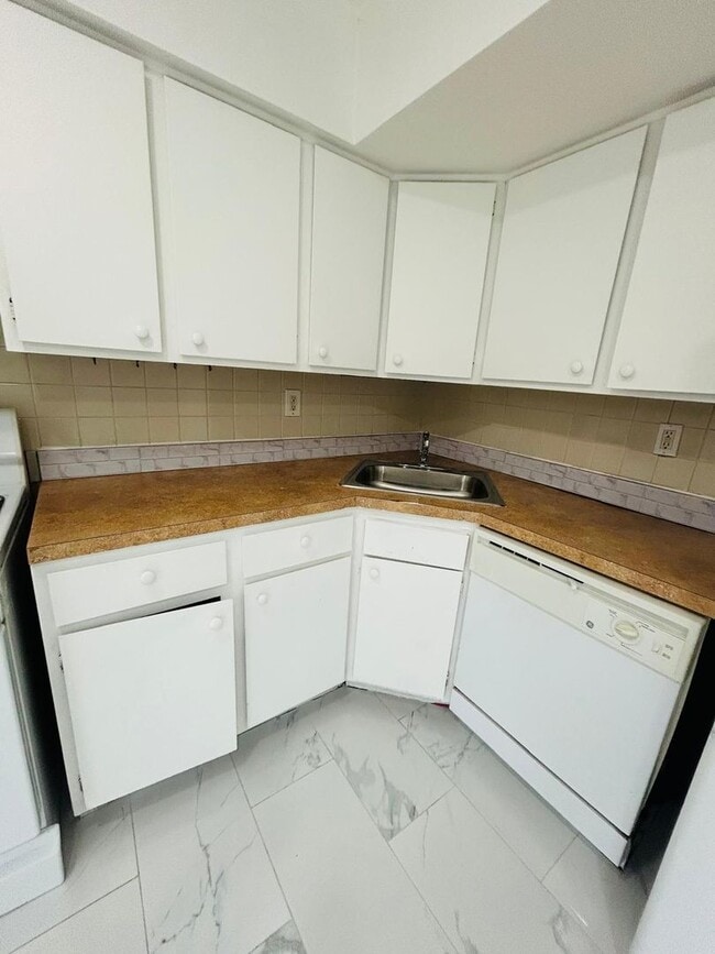 Building Photo - Townhouse home