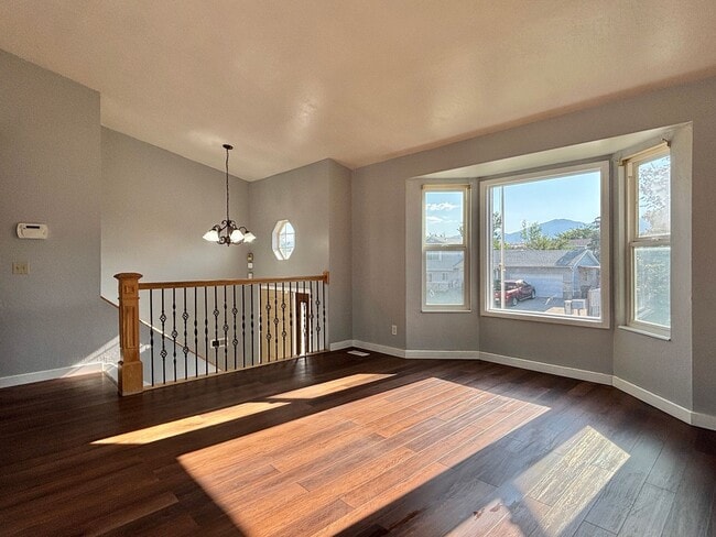Building Photo - Spacious Split Level in Kearns!