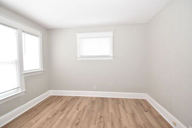 Foto del edificio - Price Reduced! Near local Universities and Entertainment 4 bedroom 2 story Single Family Home