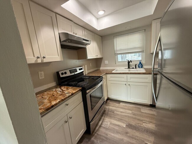 Foto del edificio - Largo Triplex 2/1 MOVE IN READY