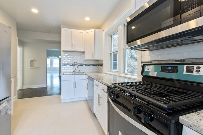 Building Photo - 7938 S Honore St