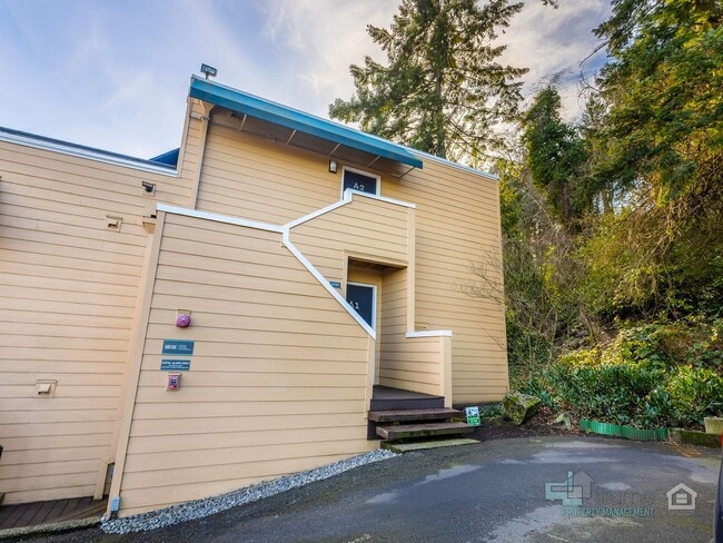 Building Photo - 1-Month Rent Free! Condo Near OHSU with Huge Deck, Stunning Views and Parking