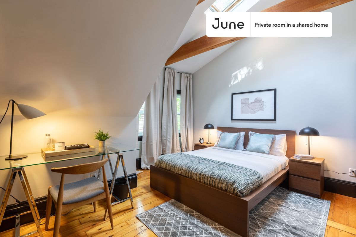 Foto principal - Private bedroom in 5 bed/2 bath Home