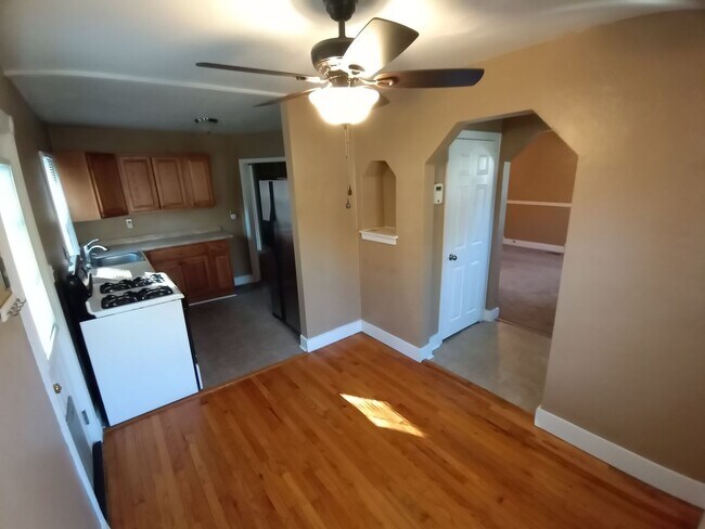 Building Photo - Norfolk:3 Bedroom , 2 Bath Located Near Cr...