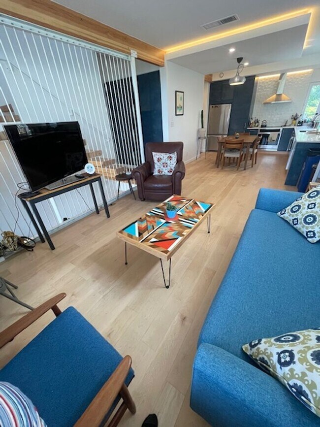 Foto del edificio - Modern Furnished Townhome | Eco-Luxury Liv...