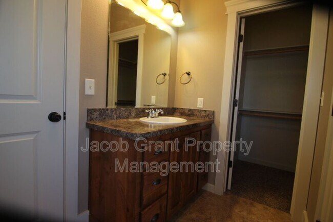 Building Photo - 614 E 1470 N