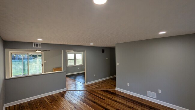 Building Photo - 2526 Lisa Dr