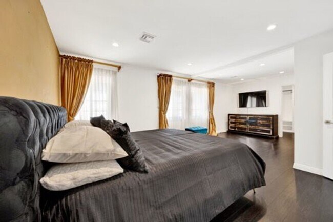 Building Photo - Fully Furnished Elegant Home