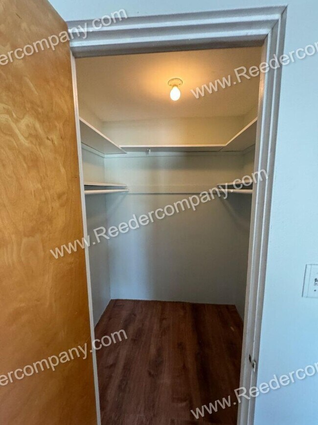 Building Photo - Spacious 1 bedroom Condo