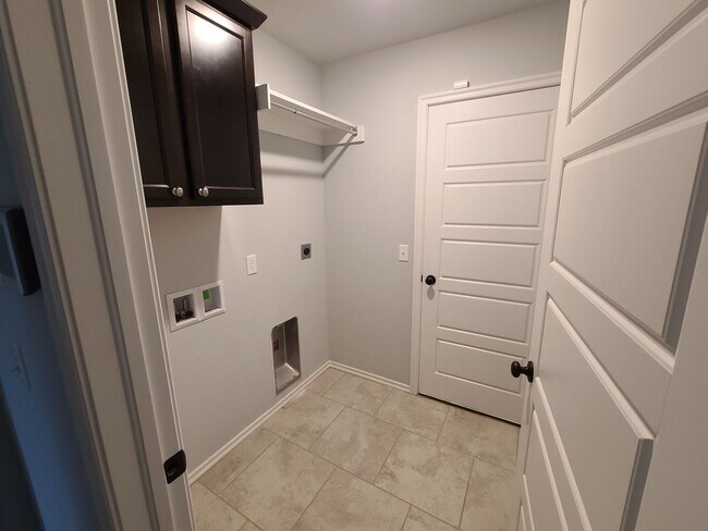 Foto del edificio - Open floor plan, Fridge included, fully fenced yard, neighborhood playground.