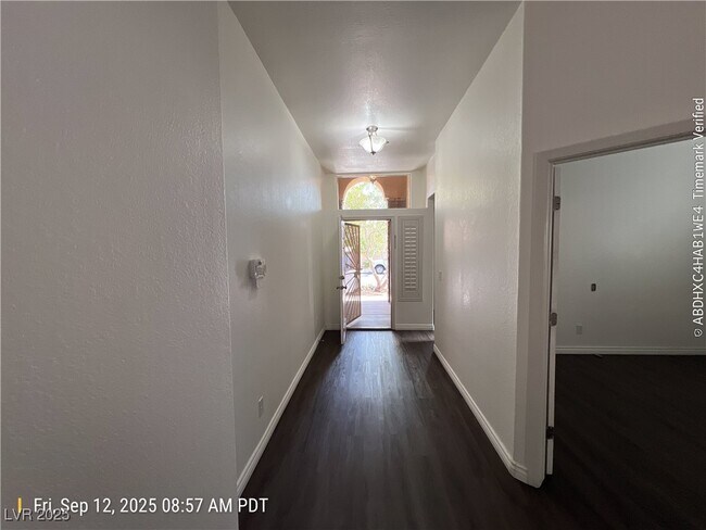 Foto del edificio - 8709 Wintry Garden Ave