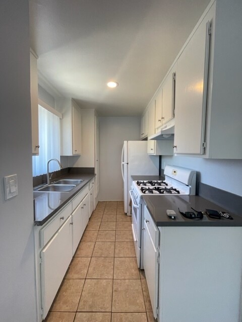 Building Photo - 957 E Villa St