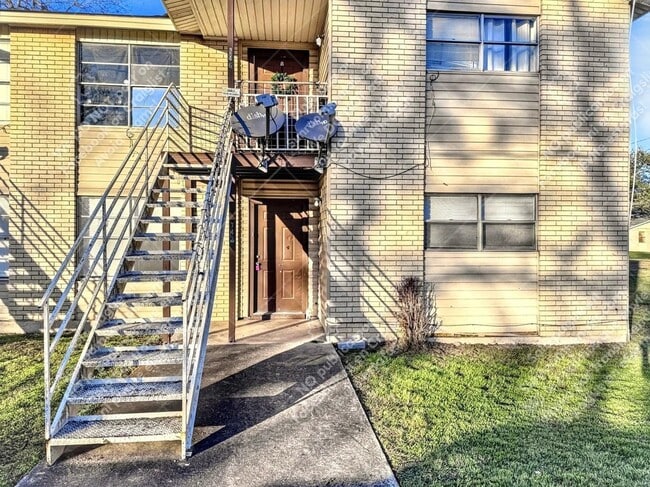 Foto del edificio - 742 Old Martindale Rd
