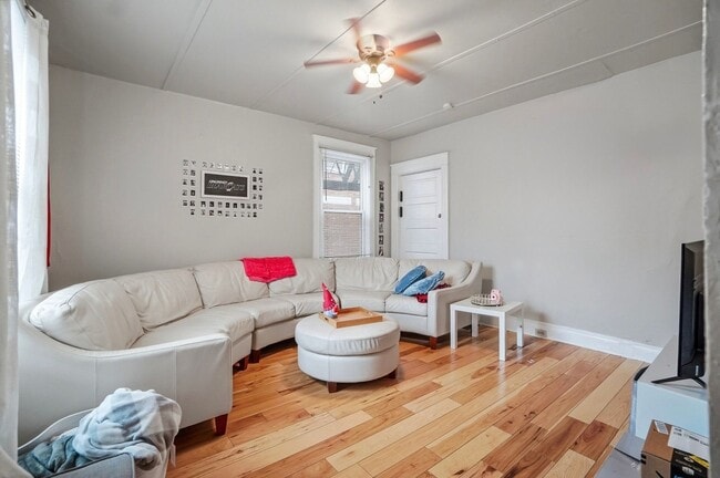 Foto del edificio - 7 Bed/3 Bath Mins. from UC Campus $700/pp ($4,900/mo)!