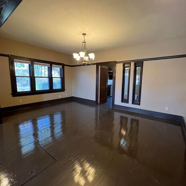 Building Photo - Hardwood floors throughout!
