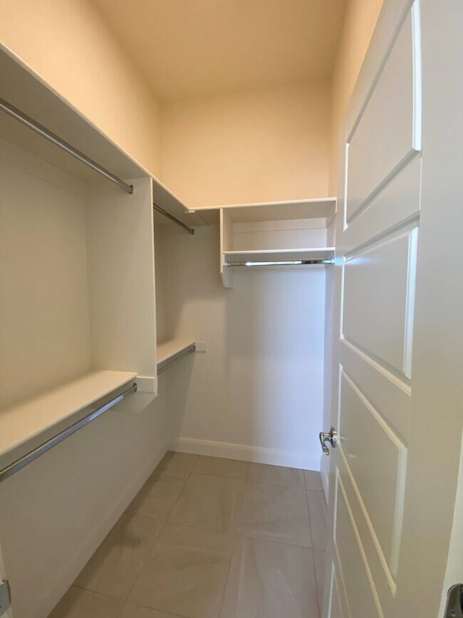 Building Photo - Gemstone Properties - Sky Ridge Townhome