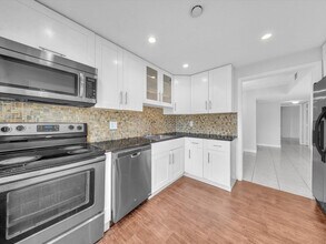 Building Photo - 4156 Inverrary Dr