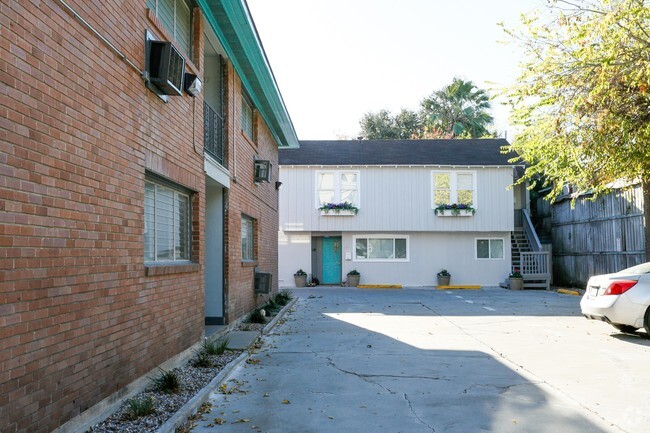 Rear of building parking - 1515-1517 Missouri St