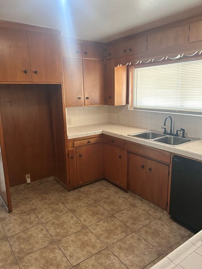 Foto del edificio - Charming 4 Bedroom/2 Bath Home in Modesto Ca