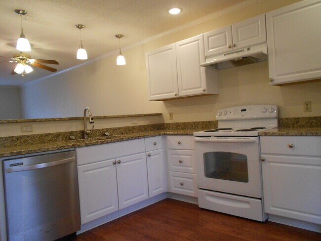 Foto del edificio - 2 Bedroom Apartments/Townhomes in Five Poi...