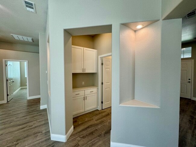 Building Photo - 3 bedroom 2 bath beautiful home in West Sac