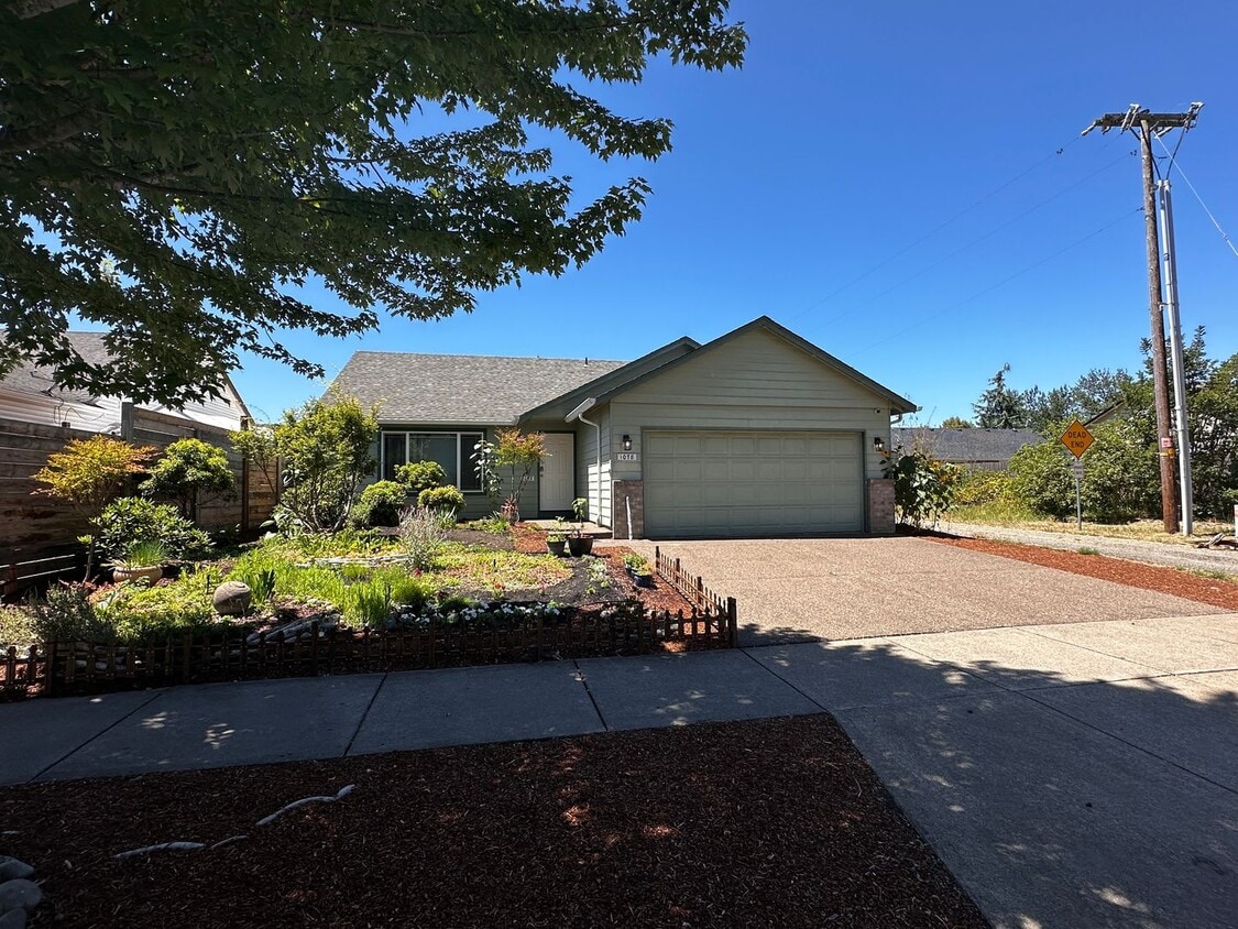 Primary Photo - 3 Bedroom 2 Bath Single Family House