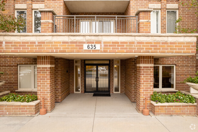 Entrance - Park Place Condominiums I