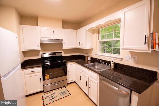 Building Photo - 1330 Hampshire Dr