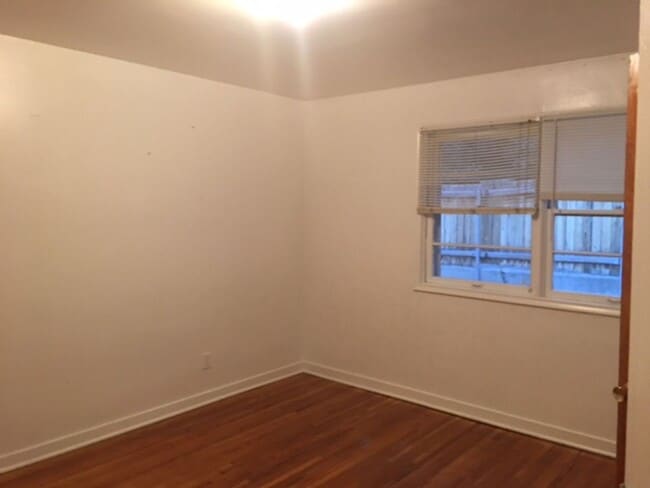 Foto del edificio - 1300 E Duplex