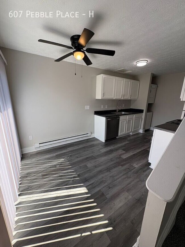 Foto del edificio - 607 Pebble Pl Dr