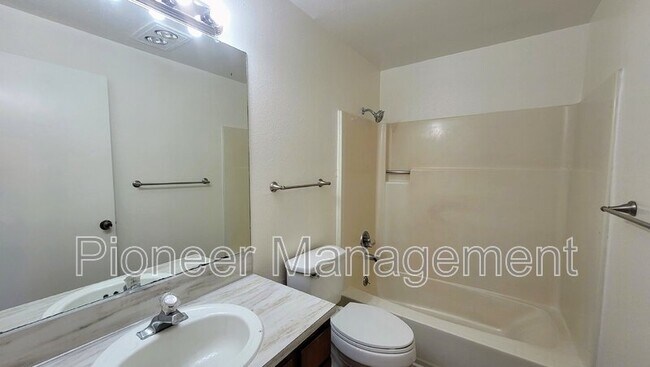 Building Photo - 140 NE Atkinson Ct