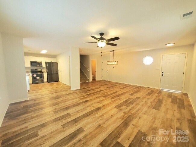 Foto del edificio - 5709 Kelden Walker Ln