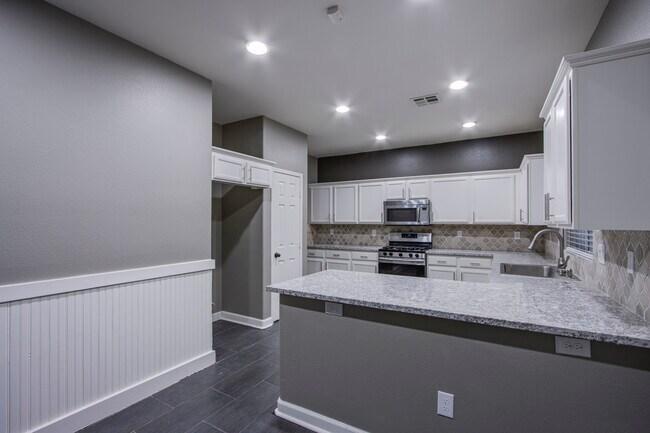 Foto del edificio - 913 Evening Fawn Dr