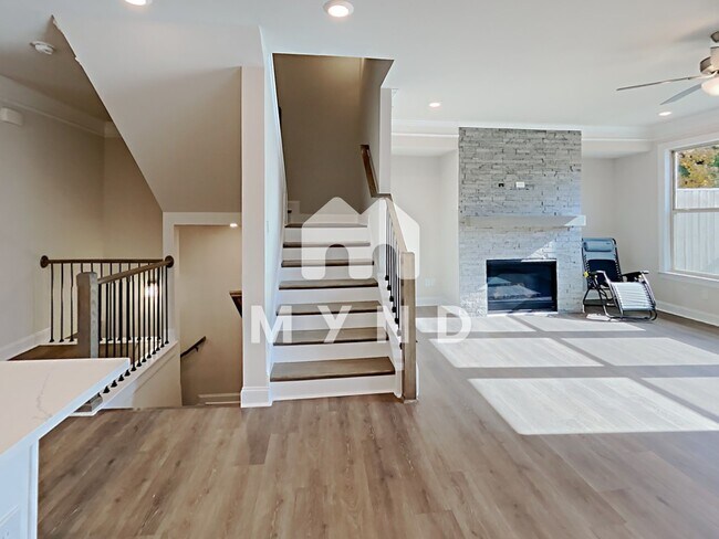 Building Photo - 2556 Clairebrooke Bnd Unit 10