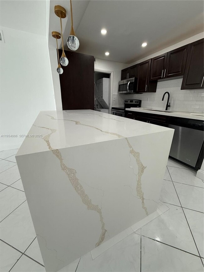 Foto del edificio - 210 Lakeview Dr