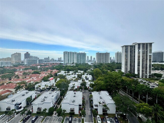 Foto del edificio - 2851 NE 183rd St