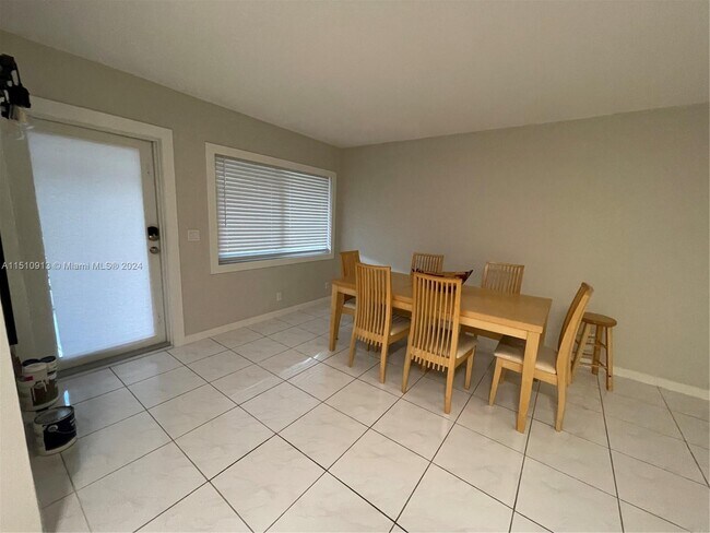 Building Photo - 541 Blue Heron Dr