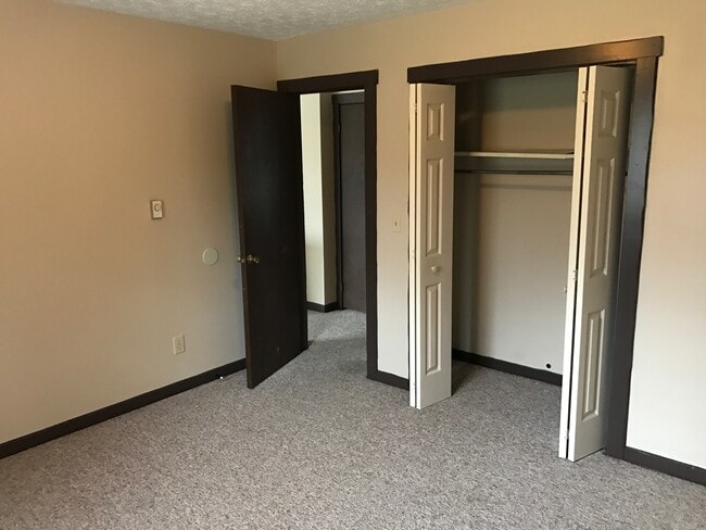Building Photo - 906 Skyside Dr
