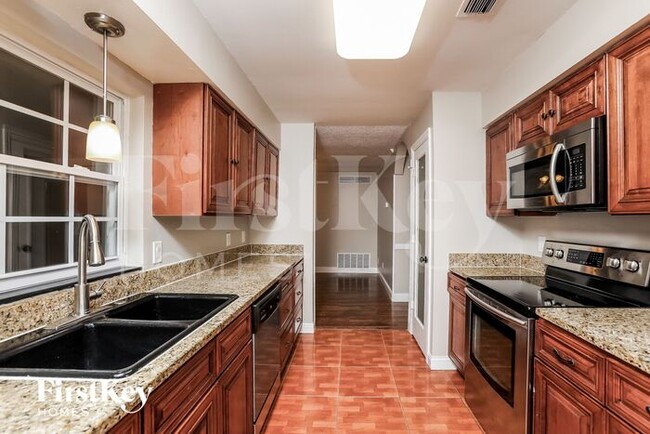 Foto del edificio - 5321 Hillside Dr