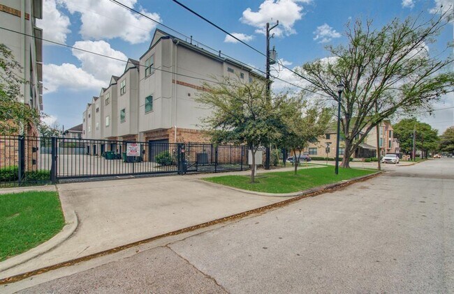 Building Photo - 1408 Cleburne St