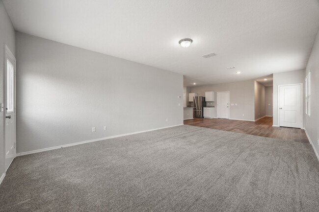 Foto del edificio - Large Open Floor Plan, Great Schools!!!