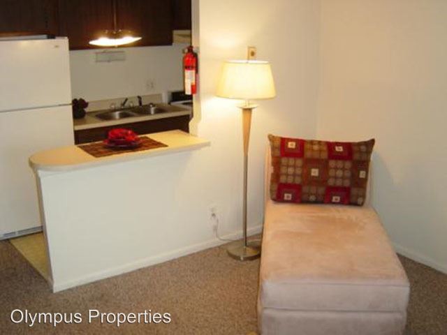 Building Photo - 1 br, 1 bath Room For Rent - 615 W 15th St