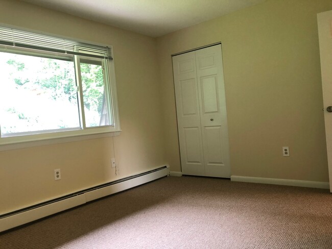 Building Photo - Large Two Bedroom Townhome