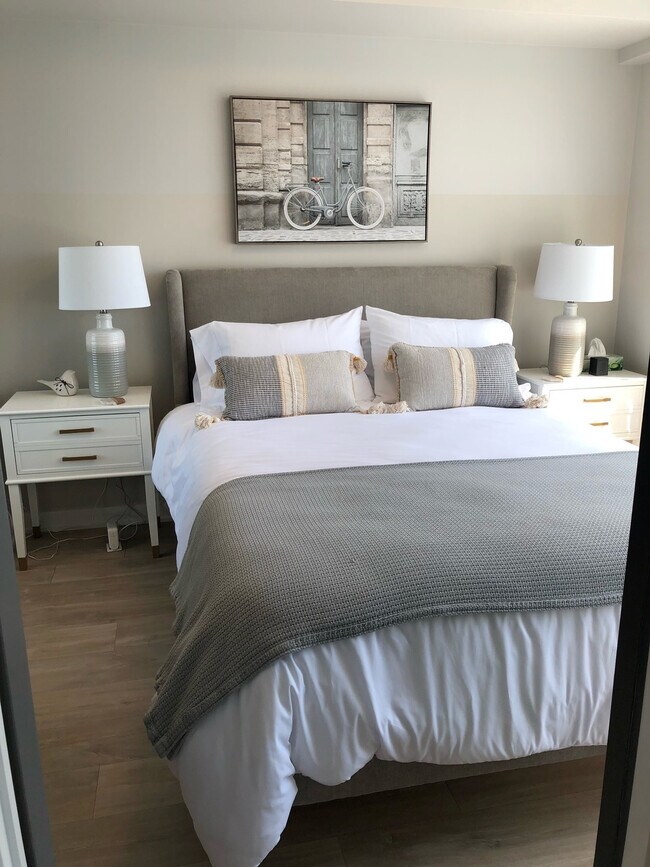 Building Photo - 580 Front St W